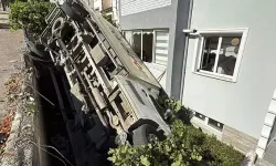 Freni boşalan kamyonet apartmanın bahçesine düştü
