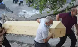 Aynı gün evlerinde ölü bulunan 3 kadın, toprağa verildi