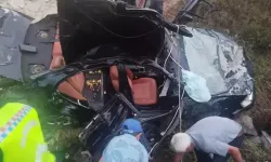 Otomobil, 5 metre yükseklikten menfezin önüne uçtu: 2 ölü, 3 yaralı