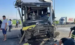Özel halk otobüsü ile TIR çarpıştı: 1 ölü, 9 yaralı