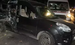 Kamyon ile hafif ticari araç çarpıştı; 1 ölü, 2'si ağır 8 yaralı