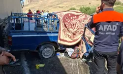 Kamyonet ile TIR çarpıştı; 4 ölü, 2 yaralı