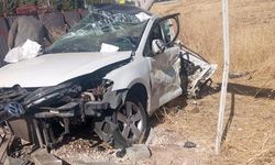 Ehliyetsiz sürücünün kullandığı otomobil, otobüs ve direğe çarptı