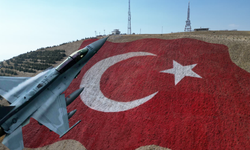 F-16’lar, Türkiye’nin en büyük bayrağını selamladı