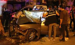Ağaca ok gibi saplanan otomobilde 2 kişi öldü, sürücü ağır yaralandı