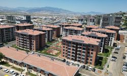 Kahramanmaraş’ta kaç adet deprem konutu teslim edildi?