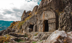 Kahramanmaraş’ın Kaya Mezarları Görenleri Büyülüyor