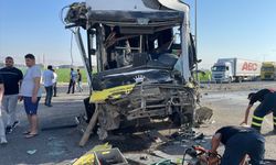Halk otobüsü ile tır çarpıştı: 1 ölü, 11 yaralı