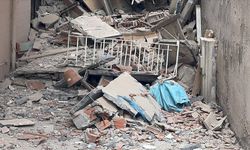 Kentsel dönüşüm için boşaltılan apartman yıkım sırasında çöktü