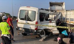 Minibüs tıra çarptı, 2 kişi hayatını kaybetti