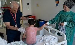 Güneşte 4 saat kalan çocuk, ikinci derece yanıkla hastanelik oldu