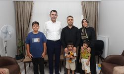 Bakan Kurum, yeni evlerine kavuşan depremzede aileye misafir oldu