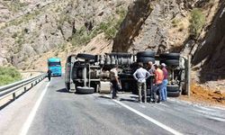 Maden yüklü kamyon devrildi:1 yaralı
