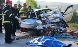 Otomobiller kafa kafaya çarpıştı: Sürücüler hayatını kaybetti