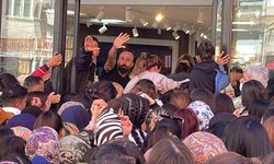 Takı ve kozmetik ürün mağazası açılışında izdiham