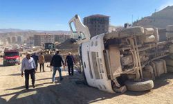 Şantiyede kontrolden çıkan hafriyat kamyonu devrildi: 1 yaralı
