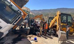 Üzerine kamyon devrilen otomobilin sürücüsü hayatını kaybetti