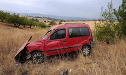 Kontrolden çıkan hafif ticari araç tarlaya uçtu
