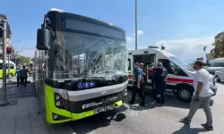 Kavşakta belediye otobüsü ile kamyonet çarpıştı; 1’i çocuk, 5 yaralı