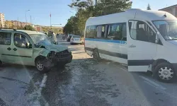 Servis minibüsü ile hafif ticari araç çarpıştı: 8'i öğrenci, 9 yaralı