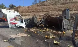Yolcu otobüsü ile kavun yüklü kamyon çarpıştı; 3 ölü, 7 yaralı