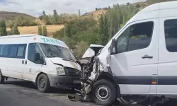 Minibüsler çarpıştı; 13 yaralı
