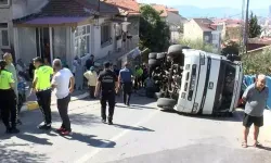Traktör yüklü kamyon, gecekondu ve iki otomobile çarparak devrildi