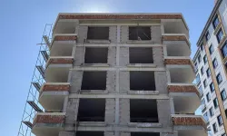 Sıva yaparken altındaki kalas kırıldı, asansör boşluğuna düşüp öldü