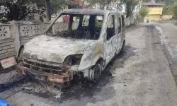 Şehit polis memurunun babasının aracı, park halindeyken yandı