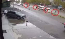 Kamyonetin çarptığı servis minibüsü yayaların üzerine savruldu