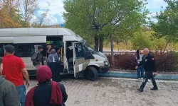Dolmuş, kampüste ağaca çarptı; 13 öğrenci yaralı