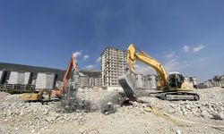 Kahramanmaraş'ta ağır hasarlı binaların yıkımı sürüyor