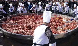 Bin 930 kiloluk dev sucuklu yumurta yaparak dünya rekoru kırdılar