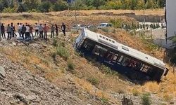 Park halindeki otobüs şarampole yuvarlandı