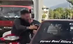 Motosikletli camdan içeri girmeye çalıştı