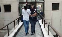 Polisi gören firari, çimlere yatıp ölü taklidi yaptı
