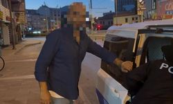 Alkollü sürücü ters yönden ilerleyerek, servis aracına çarptı