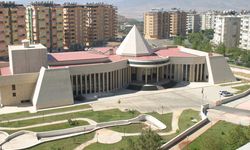 Kahramanmaraş’ın simgesi NFK Kültür Merkezi yıkılıyor