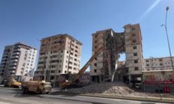 Kahramanmaraş'ta yıkımlar sürerken ortasında dev boşluk kalan bina dikkat çekti