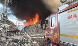 Geri dönüşüm fabrikasında çıkan yangına müdahale ediliyor