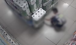 Bir çocuk markette peçeteleri yaktı