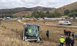 Yolcu otobüsü ile tırın çarpıştığı kazada 23 kişi yaralandı