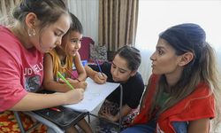 Türk Kızılay, deprem bölgesinde 7 bini aşkın öğrenciye kırtasiye seti dağıttı