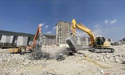 Kahramanmaraş'ta ağır hasarlı binaların yıkımı sürüyor