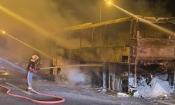 Yolcu otobüsü yanarak demir yığınına döndü