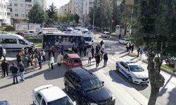 Halk otobüsü kamyona çarptı: 22 öğrenci yaralandı