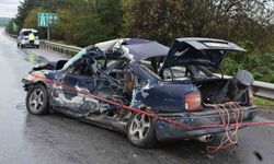 Bariyerlere çarpan otomobil hurdaya döndü: 1 ölü, 2 yaralı