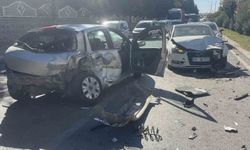 Kontrolden çıkan otomobil karşı şeride uçarak iki otomobile çarptı: 4 yaralı