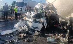 Tır otomobili ezdi, sürücü saniyelerle kurtuldu