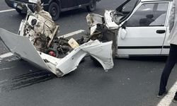 Tofaş marka otomobilin motoru fırladı: 2 yaralı